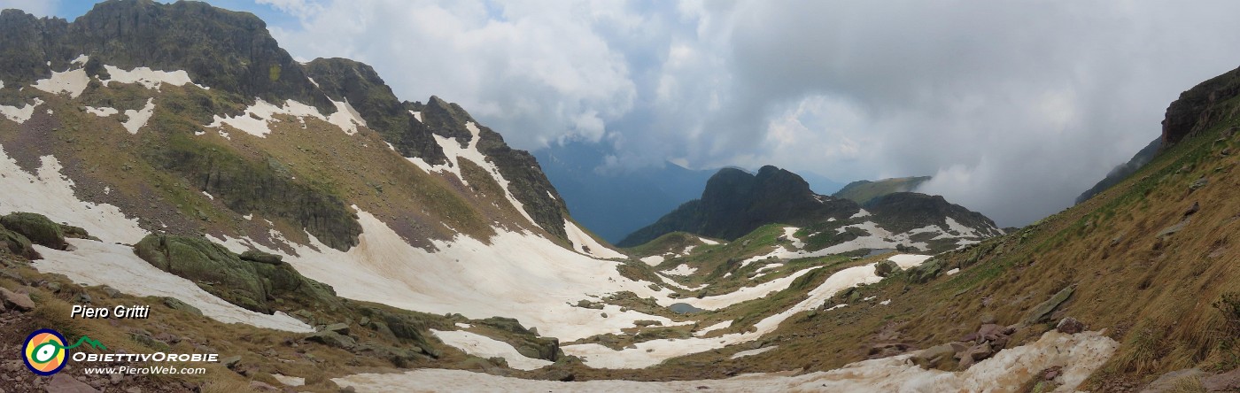 56 Ampia vista panoramica sul vallone del Pietra Quadra.JPG